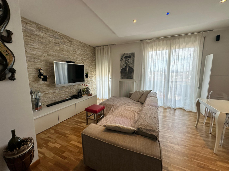 Scoprite questo splendido attico al terzo e quarto piano, situato nel cuore di Cartura, una local...