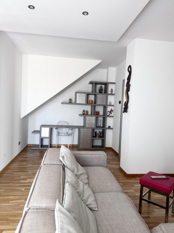 Scoprite questo splendido attico al terzo e quarto piano, situato nel cuore di Cartura, una local...