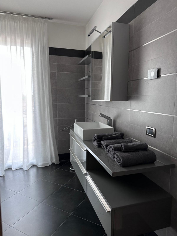 Scoprite questo splendido attico al terzo e quarto piano, situato nel cuore di Cartura, una local...