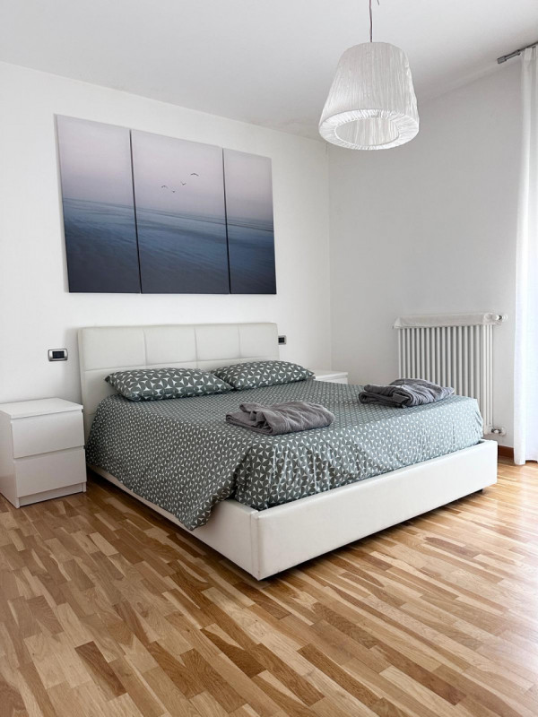 Scoprite questo splendido attico al terzo e quarto piano, situato nel cuore di Cartura, una local...