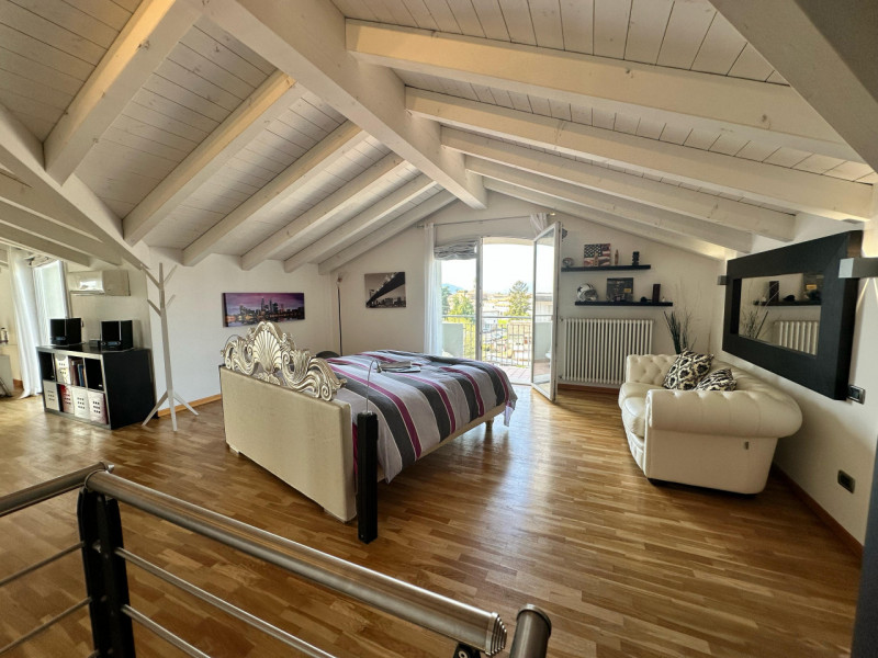 Scoprite questo splendido attico al terzo e quarto piano, situato nel cuore di Cartura, una local...