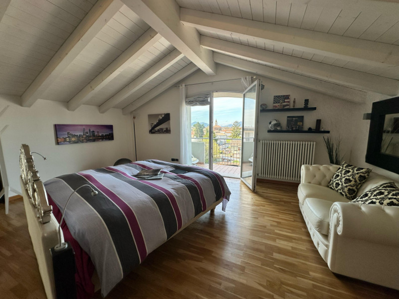 Scoprite questo splendido attico al terzo e quarto piano, situato nel cuore di Cartura, una local...