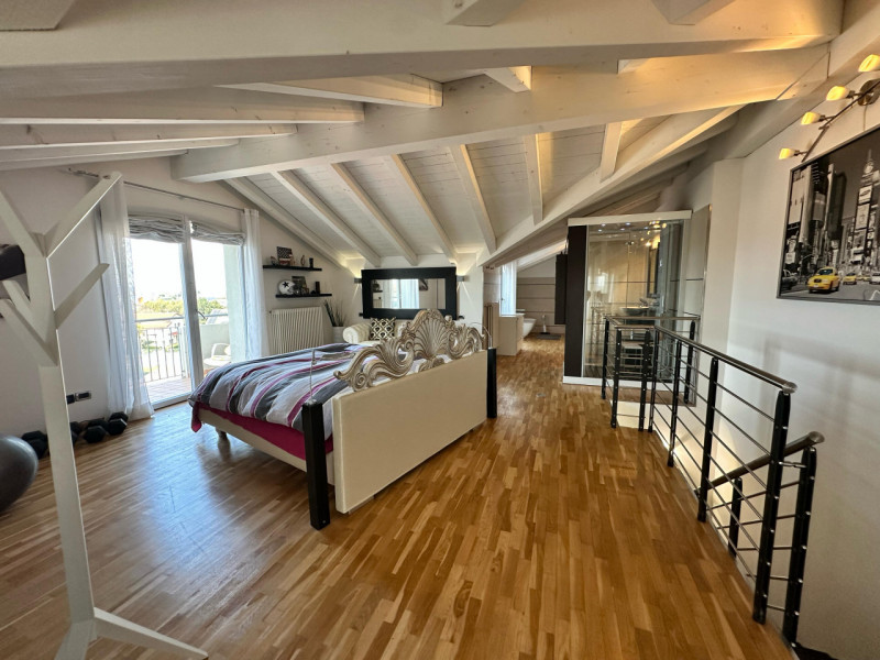 Scoprite questo splendido attico al terzo e quarto piano, situato nel cuore di Cartura, una local...