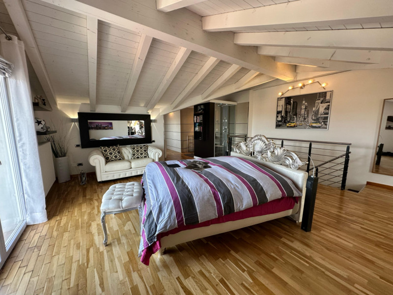 Scoprite questo splendido attico al terzo e quarto piano, situato nel cuore di Cartura, una local...