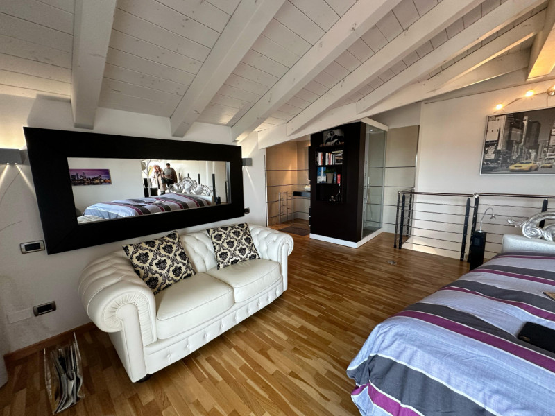 Scoprite questo splendido attico al terzo e quarto piano, situato nel cuore di Cartura, una local...