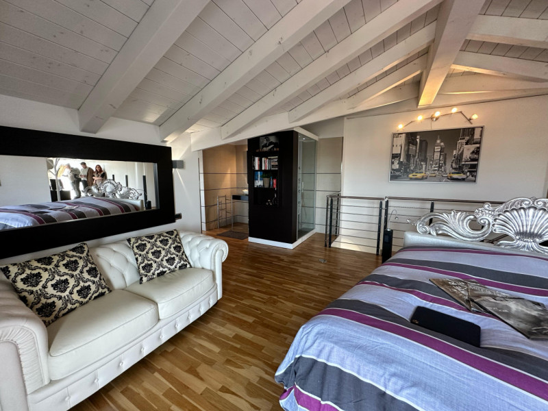 Scoprite questo splendido attico al terzo e quarto piano, situato nel cuore di Cartura, una local...