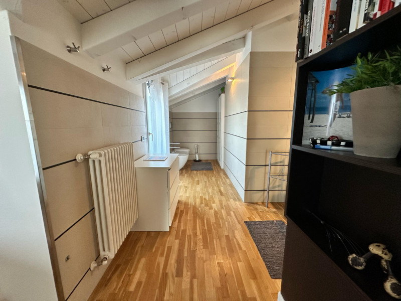 Scoprite questo splendido attico al terzo e quarto piano, situato nel cuore di Cartura, una local...