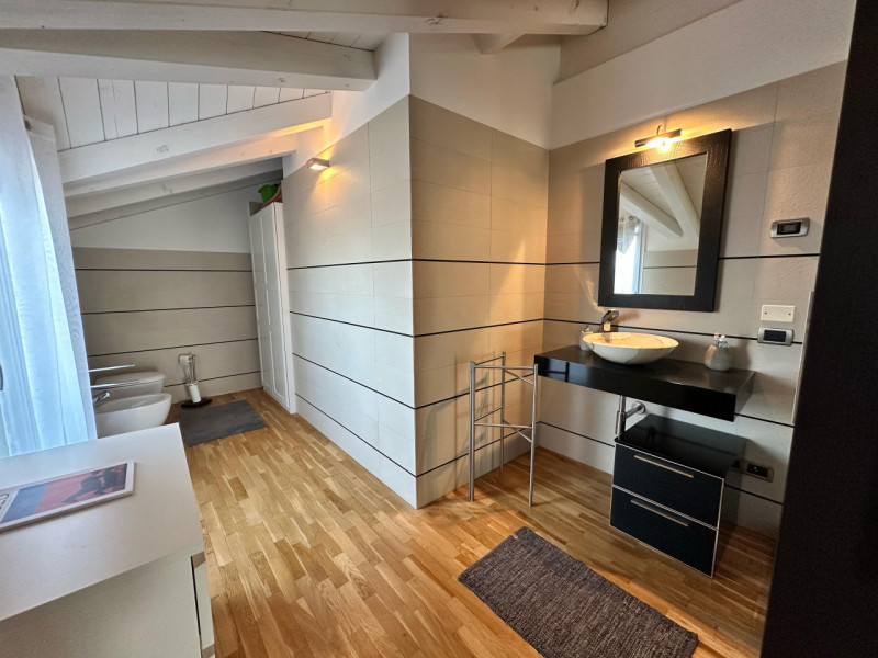 Scoprite questo splendido attico al terzo e quarto piano, situato nel cuore di Cartura, una local...