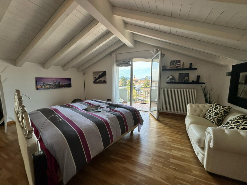 Scoprite questo splendido attico al terzo e quarto piano, situato nel cuore di Cartura, una local...