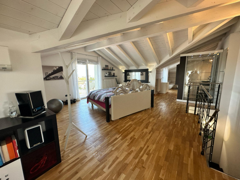 Scoprite questo splendido attico al terzo e quarto piano, situato nel cuore di Cartura, una local...