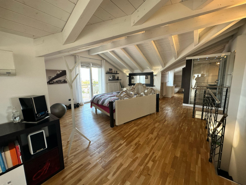 Scoprite questo splendido attico al terzo e quarto piano, situato nel cuore di Cartura, una local...