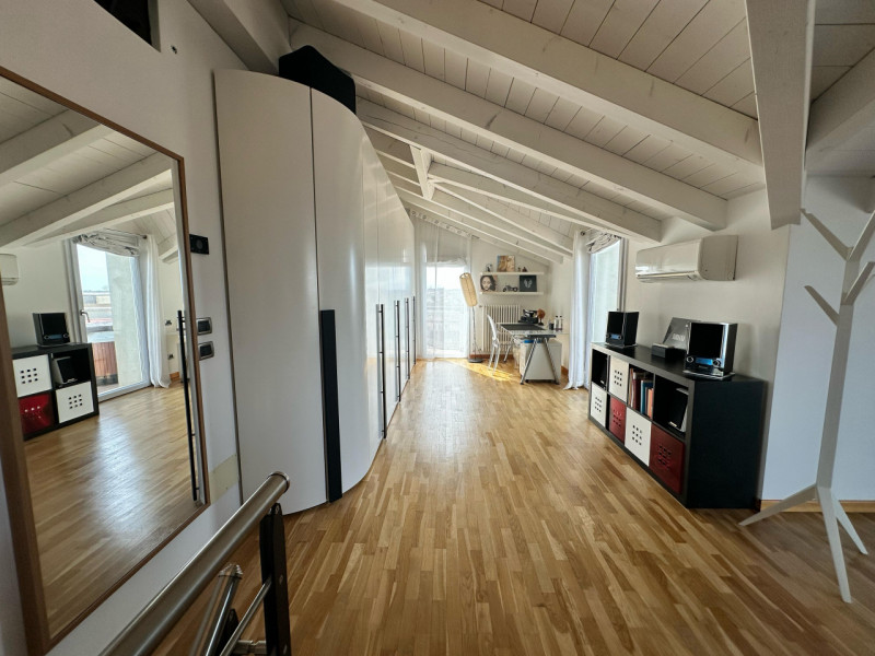 Scoprite questo splendido attico al terzo e quarto piano, situato nel cuore di Cartura, una local...