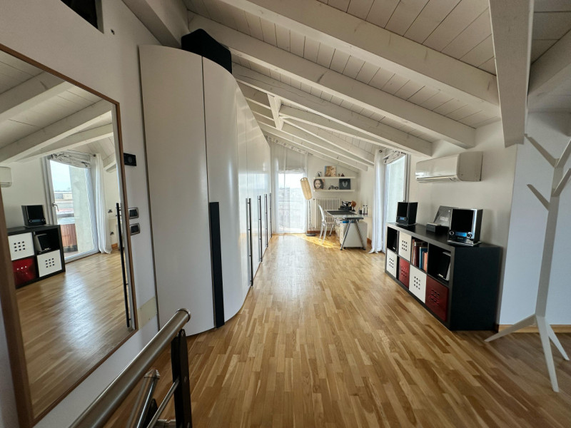 Scoprite questo splendido attico al terzo e quarto piano, situato nel cuore di Cartura, una local...