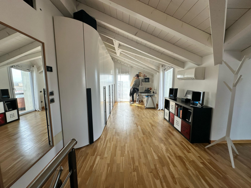 Scoprite questo splendido attico al terzo e quarto piano, situato nel cuore di Cartura, una local...