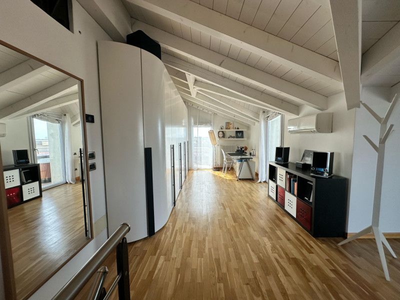 Scoprite questo splendido attico al terzo e quarto piano, situato nel cuore di Cartura, una local...