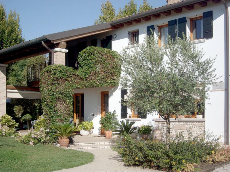 BREDA DI PIAVE, in vendita una villa indipendente contemporanea in un angolo di paradiso nella sp...
