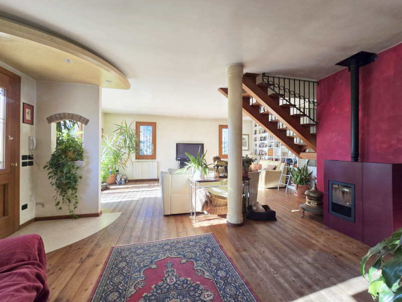 BREDA DI PIAVE, in vendita una villa indipendente contemporanea in un angolo di paradiso nella sp...