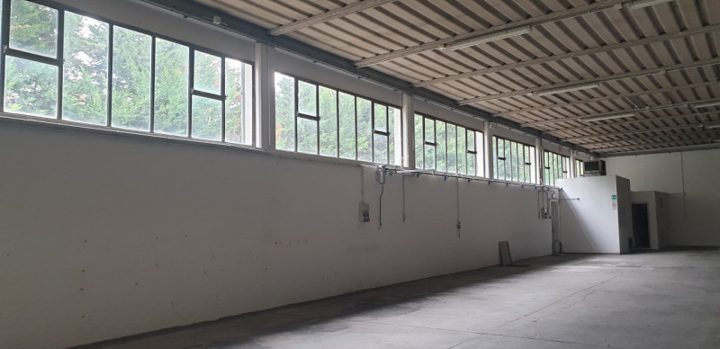 Situato nel cuore della nuova zona industriale di Este, proponiamo in vendita un capannone spazio...