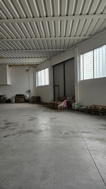Situato nel cuore della nuova zona industriale di Este, proponiamo in vendita un capannone spazio...