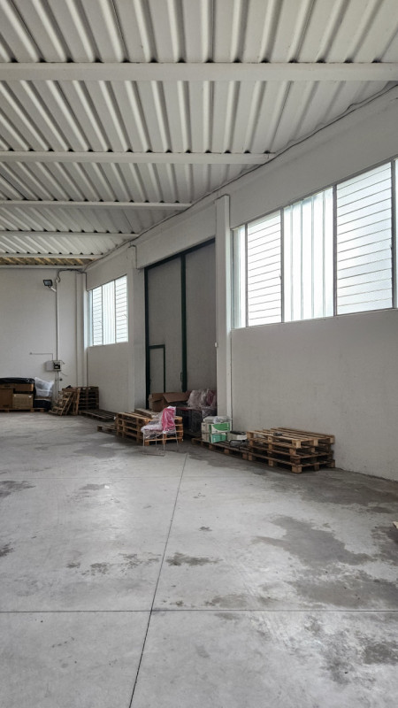 Situato nel cuore della nuova zona industriale di Este, proponiamo in vendita un capannone spazio...