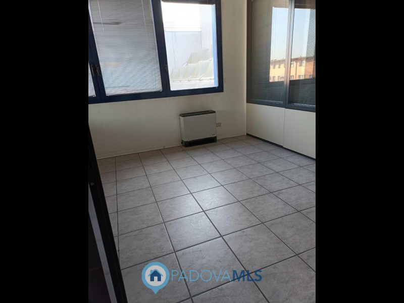 Immobile in esclusiva al Gruppo Padova MLS
Scopri un'opportunità unica in posizione strategica. Q...