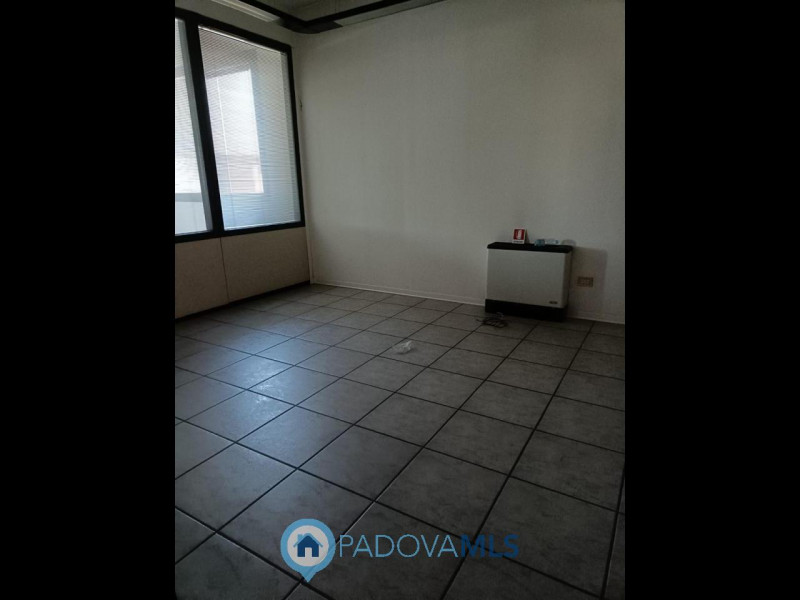 Immobile in esclusiva al Gruppo Padova MLS
Scopri un'opportunità unica in posizione strategica. Q...