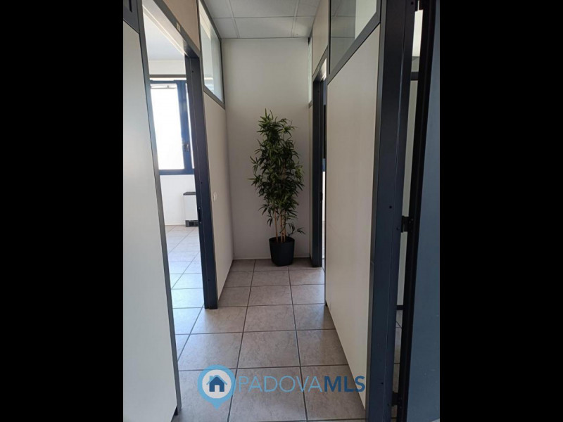 Immobile in esclusiva al Gruppo Padova MLS
Scopri un'opportunità unica in posizione strategica. Q...