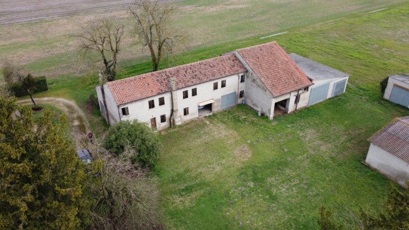Boara Pisani (PD)

Immersa nella tranquillità della campagna di Boara Pisani, proponiamo in vendi...