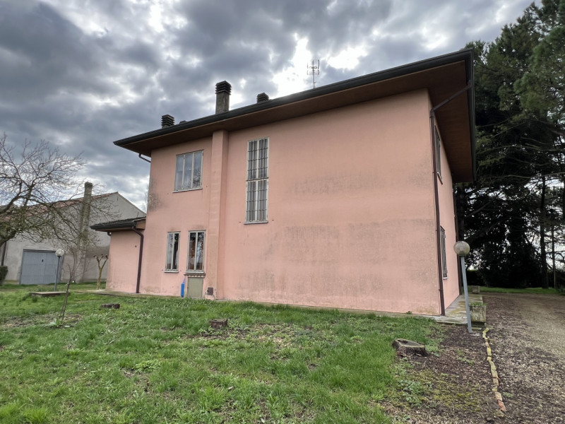 Boara Pisani (PD)

Immersa nella tranquillità della campagna di Boara Pisani, proponiamo in vendi...