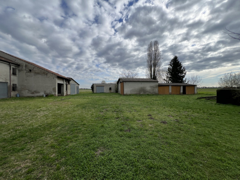 Boara Pisani (PD)

Immersa nella tranquillità della campagna di Boara Pisani, proponiamo in vendi...