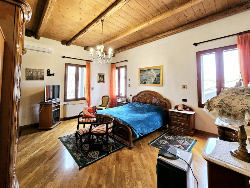 Proponiamo in vendita, nel centro di Granze, elegante unità abitativa al piano primo, dalle ampie...