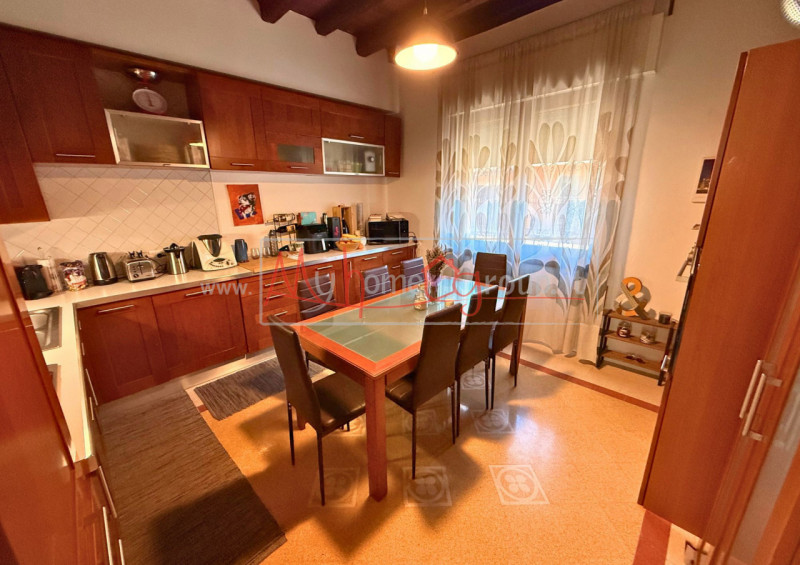 CHIESANUOVA - (Rif.V252-s) - Proponiamo in zona centrale al confine tra Chiesanuova e Sarmeola a ...