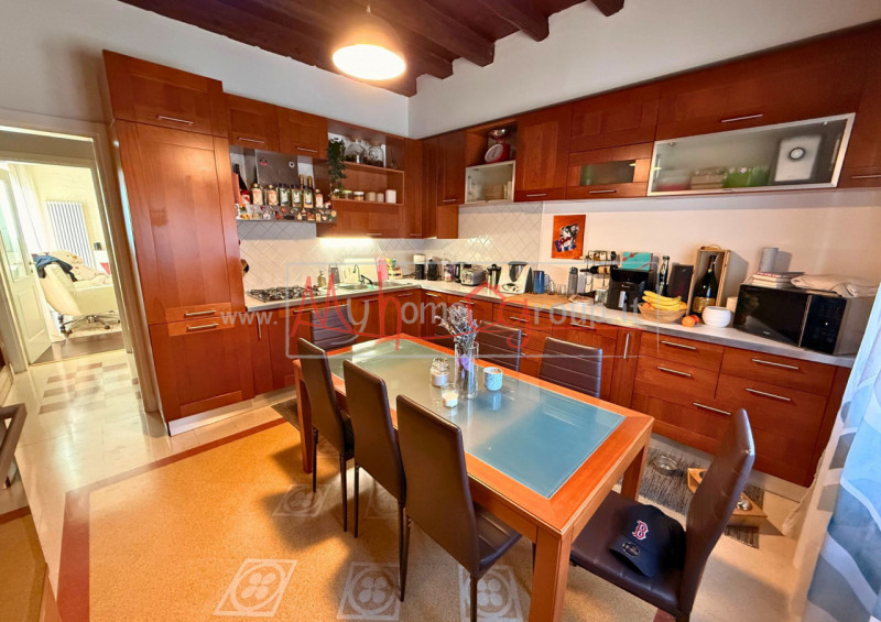 CHIESANUOVA - (Rif.V252-s) - Proponiamo in zona centrale al confine tra Chiesanuova e Sarmeola a ...