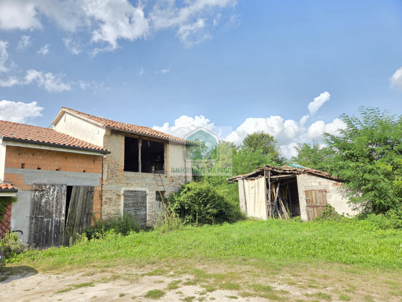 proprietà situata nella periferia di Ponzano Veneto, all'interno di un piccolo borgo di case, que...