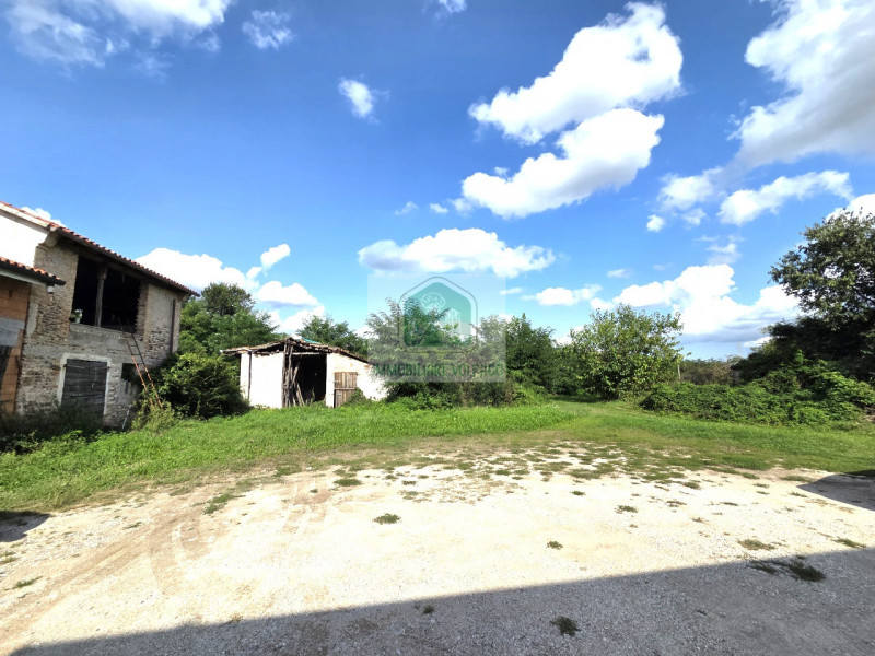 proprietà situata nella periferia di Ponzano Veneto, all'interno di un piccolo borgo di case, que...