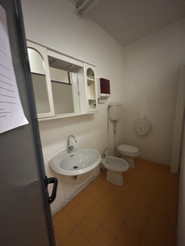 Padova in zona Padova uno Nicoletta Dardilli di AD Casa Padova propone in locazione ampio uiffici...