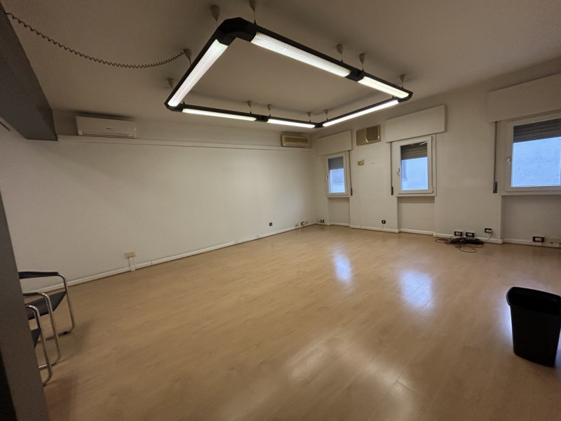 Padova in zona Padova uno Nicoletta Dardilli di AD Casa Padova propone in locazione ampio uiffici...