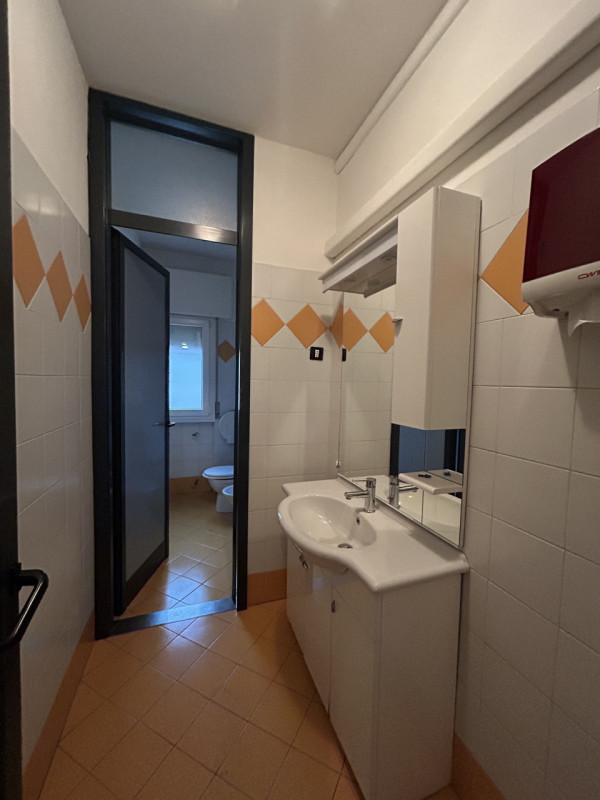 Padova in zona Padova uno Nicoletta Dardilli di AD Casa Padova propone in locazione ampio uiffici...