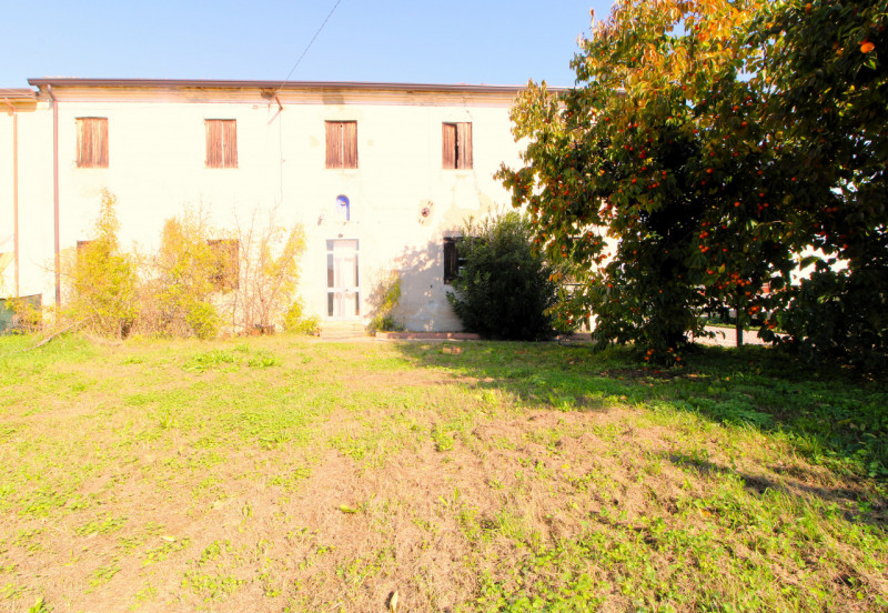 MONSELICE: rustico accostato da ristrutturare costruito ad inizio del 1900. Sviluppato su due liv...