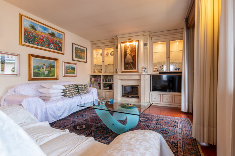 Proponiamo in vendita un luminoso appartamento dalle generosi dimensioni del tranquillo quartiere...