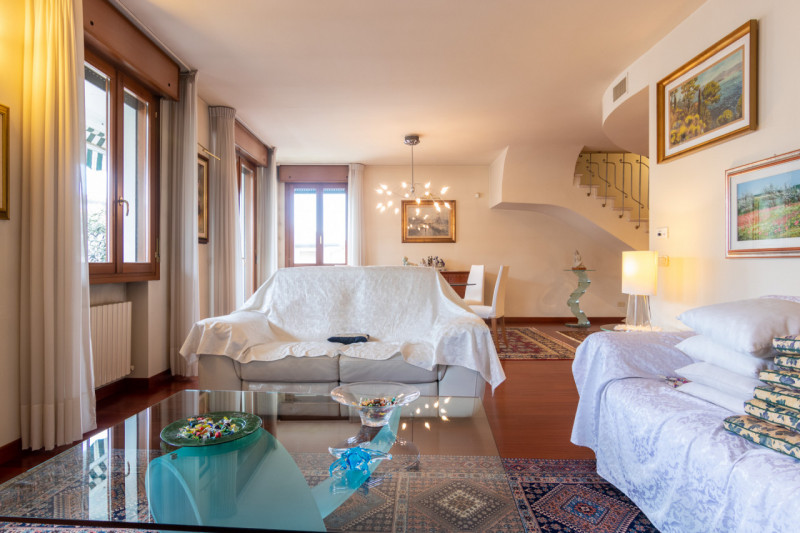 Proponiamo in vendita un luminoso appartamento dalle generosi dimensioni del tranquillo quartiere...