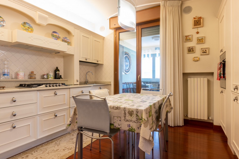 Proponiamo in vendita un luminoso appartamento dalle generosi dimensioni del tranquillo quartiere...