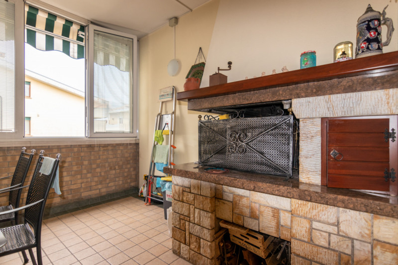 Proponiamo in vendita un luminoso appartamento dalle generosi dimensioni del tranquillo quartiere...