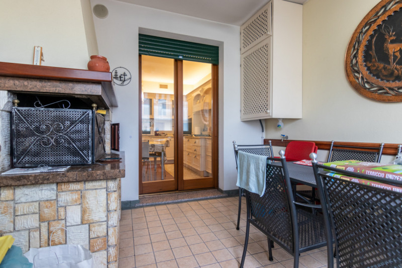 Proponiamo in vendita un luminoso appartamento dalle generosi dimensioni del tranquillo quartiere...