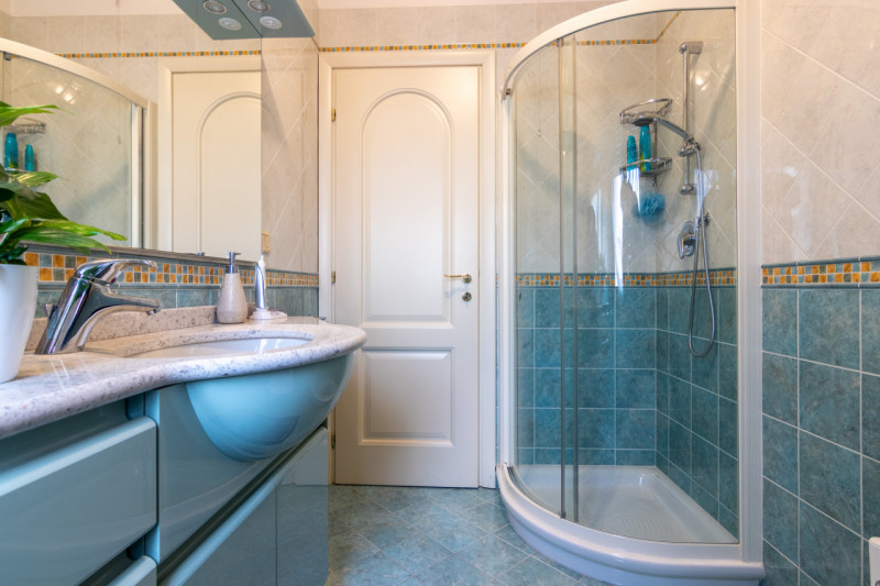 Proponiamo in vendita un luminoso appartamento dalle generosi dimensioni del tranquillo quartiere...