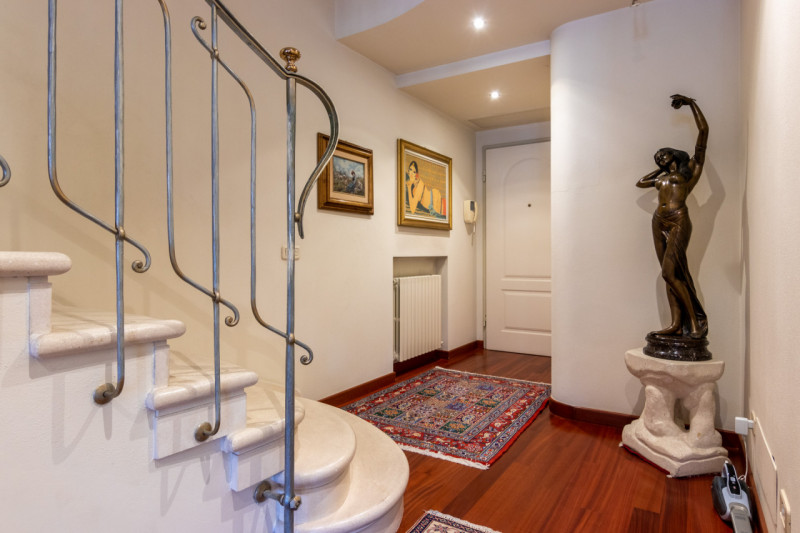 Proponiamo in vendita un luminoso appartamento dalle generosi dimensioni del tranquillo quartiere...