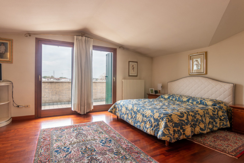 Proponiamo in vendita un luminoso appartamento dalle generosi dimensioni del tranquillo quartiere...