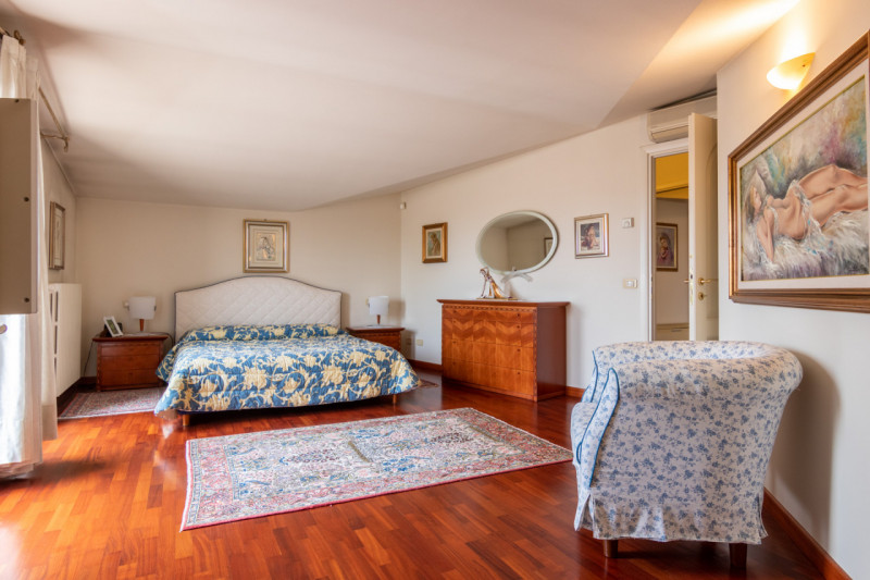 Proponiamo in vendita un luminoso appartamento dalle generosi dimensioni del tranquillo quartiere...