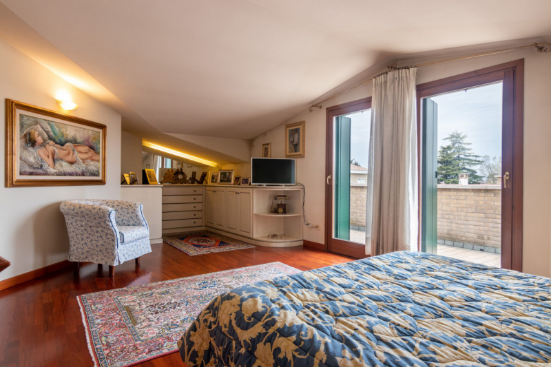 Proponiamo in vendita un luminoso appartamento dalle generosi dimensioni del tranquillo quartiere...