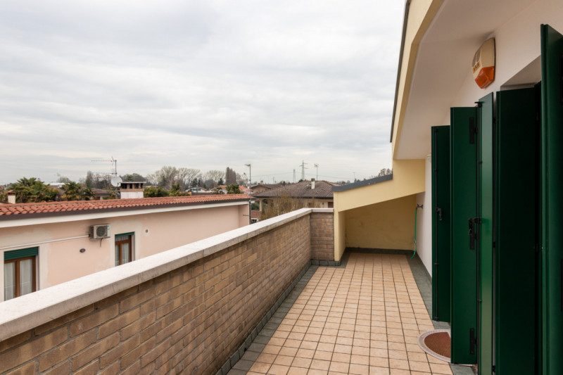 Proponiamo in vendita un luminoso appartamento dalle generosi dimensioni del tranquillo quartiere...